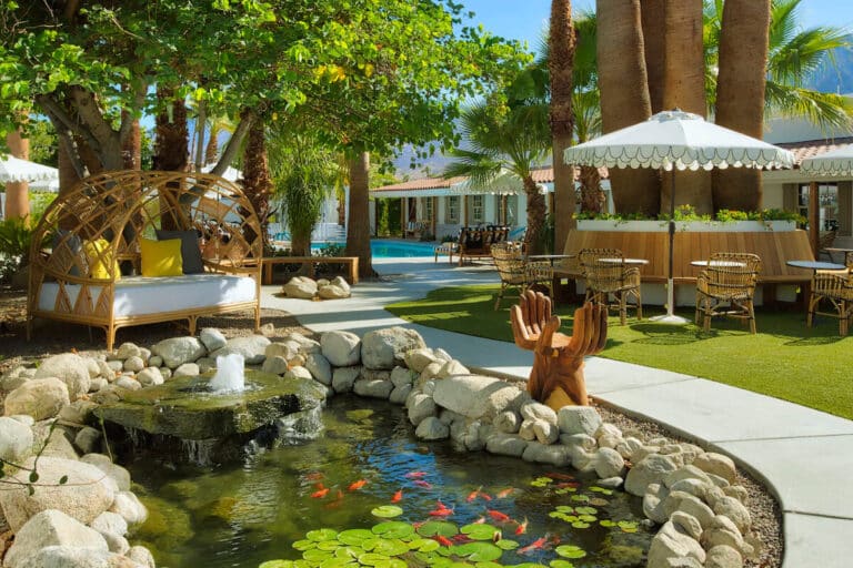 This Hidden Palm Springs Gem Will Make You Feel Like A 1950s Movie Star On Vacation