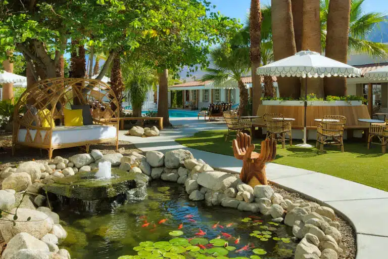 This Hidden Palm Springs Gem Will Make You Feel Like A 1950s Movie Star On Vacation