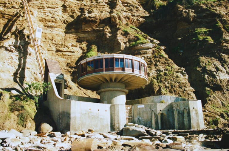 This Pod-Like Beach House Looks Straight Out of a Sci-Fi Movie