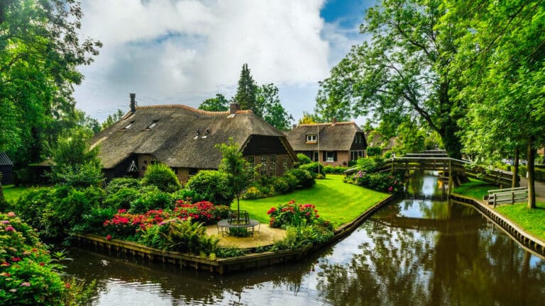 Meet Giethoorn: The Dutch Village That’s More Magical Than Venice 🦆🏡