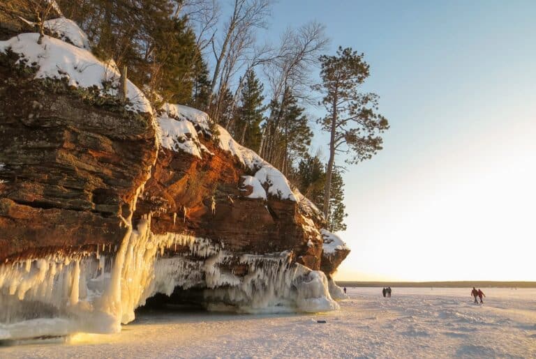 This Isn’t CGI: The Frozen Lake Caves That Only Appear During Perfect Winter Conditions