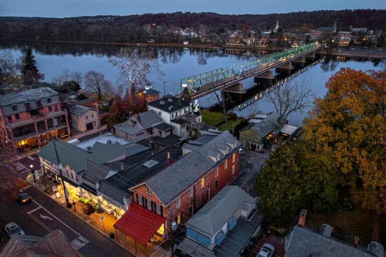 10 Best Small Towns to Live in the US, According to Real Estate Experts